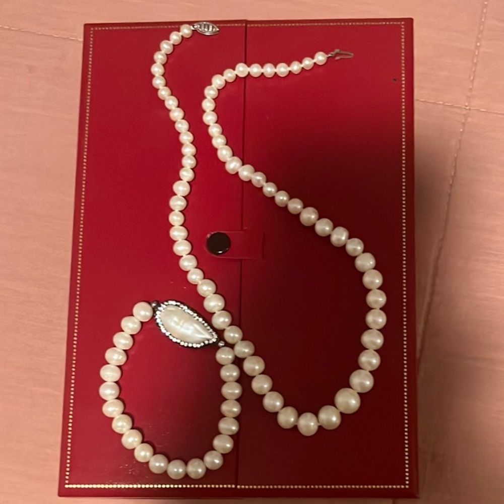 Elegant White Pearl Necklace and Bracelet Set